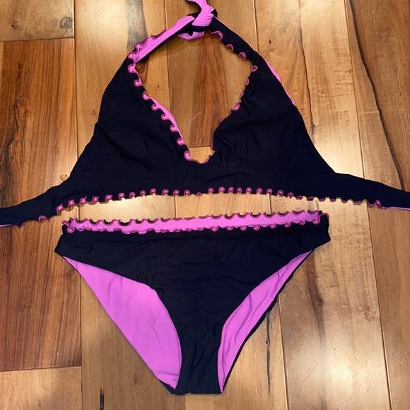 Other - NWOT~ REVERSIBLE BLACK AND PINK RUFFLED SCALLOP BIKINI ~ SIZE MEDIUM